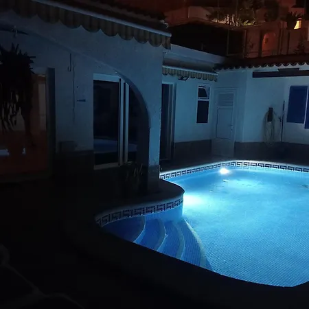 펜션 Beautiful With Heated Private Pool, Cristianos